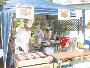 ステーキは、その場で焼いてくれます。